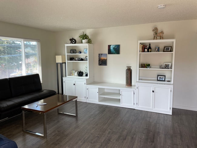 Building Photo - 2870 Lincoln Ave