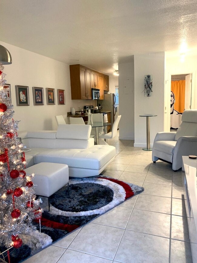 Foto del edificio - 2643 NE 8th Ave