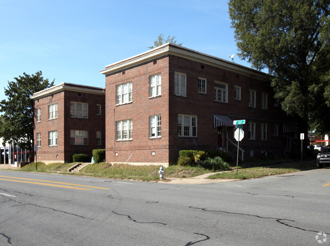 Primary Photo - Courtyard Apartments