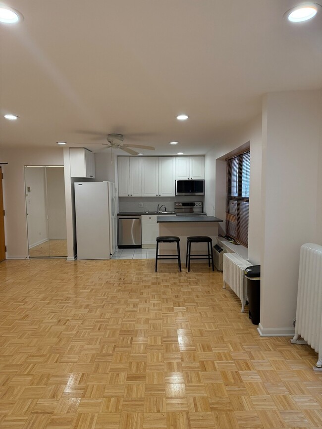 Building Photo - 5646 N Kenmore Ave
