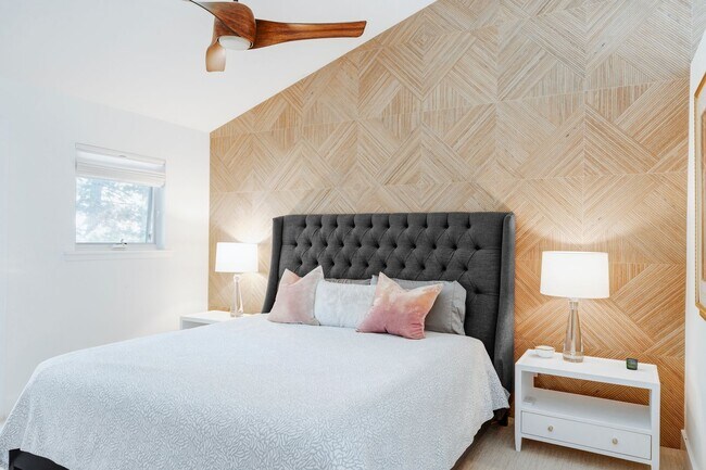 Foto del edificio - Modern 2 BDR Retreat: Serene Backyard