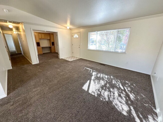 Foto del edificio - 404 Bramble Ct