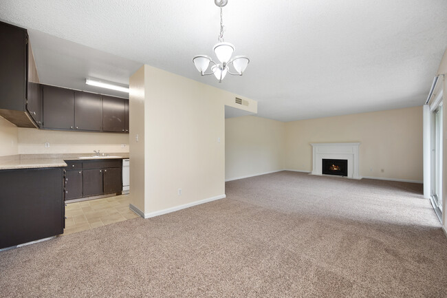 Building Photo - Rollingwood Condominium Rentals