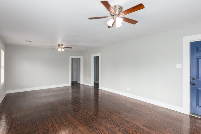Foto del edificio - 2447 E Houston St