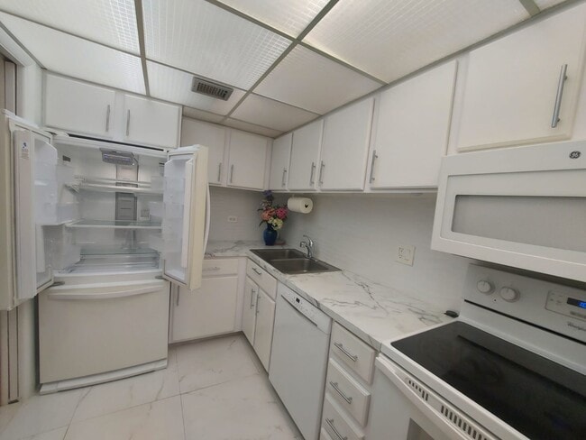 Building Photo - 3710 Inverrary Dr
