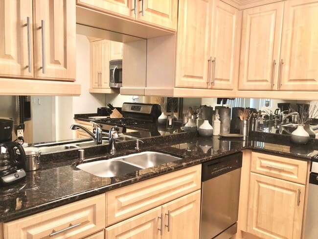 Foto del edificio - Meridian Luxury Condo. 1 Bd 1 Ba, Utilitie...
