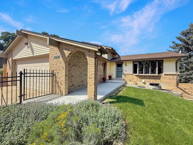 Building Photo - $0 DEPOSIT OPTION. CHARMING 4BED/2.5BATH I...