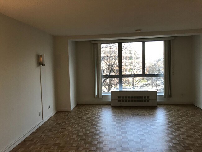 Foto del edificio - Large Sunny Studio Available Near Longwood (9/1)