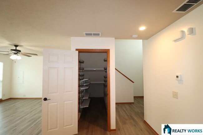 Foto del edificio - Large 3 bedroom, 2.5 Bath townhome availab...