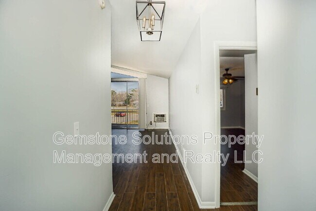 Foto del edificio - 613 Hillsboro Rd