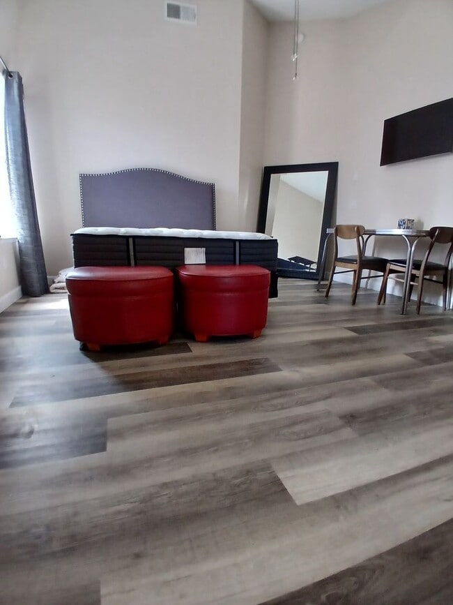 Foto del edificio - Spacious Modern Studio – Fully Furnished &...