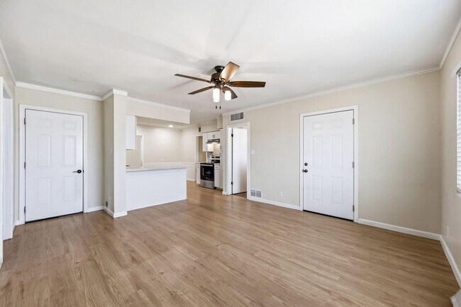 Foto del edificio - 2421 W Anderson Ave