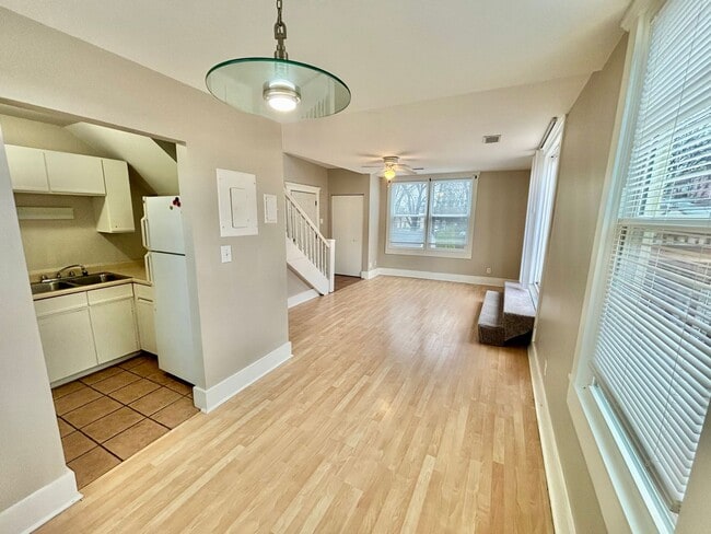 Photo - 119 E Oak St Apartment