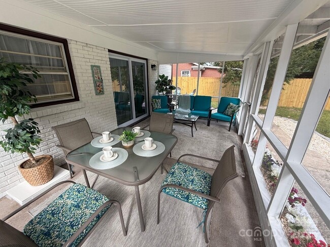 Foto del edificio - 2213 Milton Rd