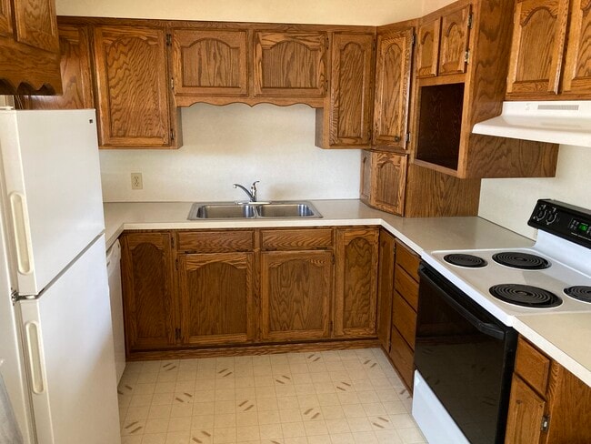 Kitchen - 714 Northland St