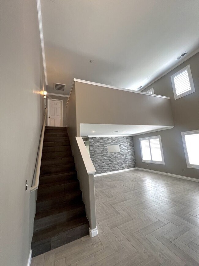 Building Photo - Beautiful 4 Bedroom & 2.5 Bath