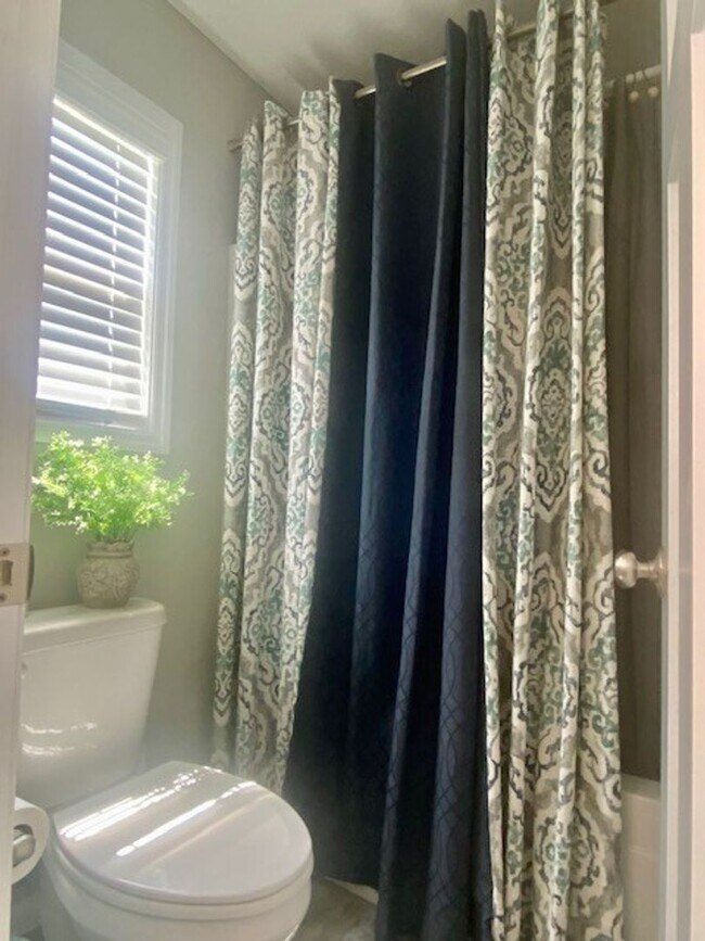 Foto del edificio - Spacious & Inviting 3-Bedroom Home with Fe...