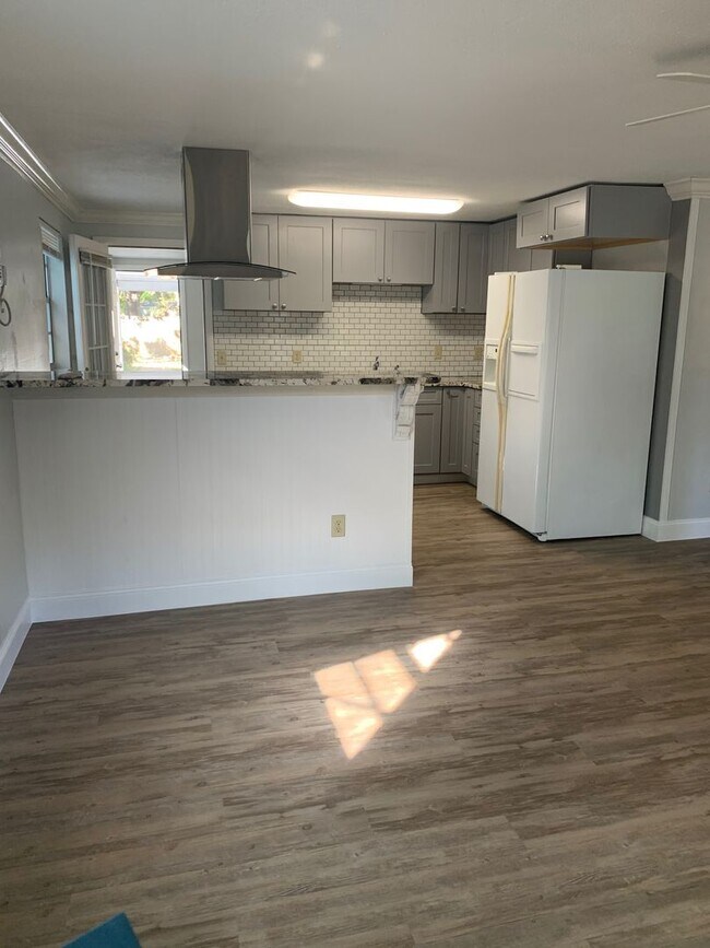 Foto del edificio - 3 bedroom 1 bath recently refurbished  with large fenced backyard ,close to shopping and the beach