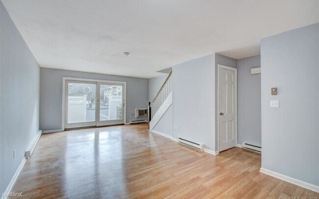 Building Photo - 2 br, 1.5 bath Condo - 10 Massaco Street Q