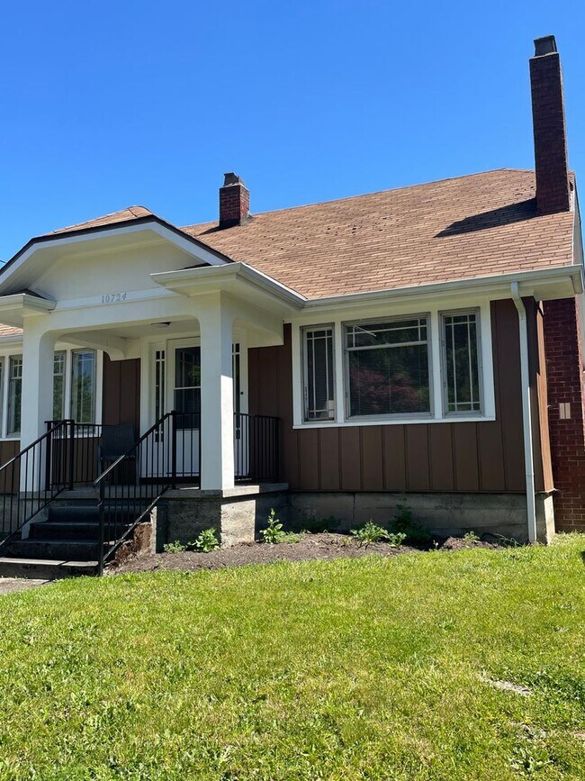 Building Photo - Newly Renovated Home with HUGE backyard, f...