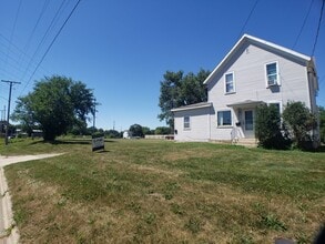 Building Photo - 910 Rice Lk St