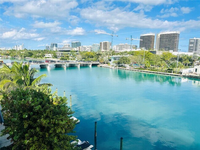 Foto del edificio - 9501 E Bay Harbor Dr