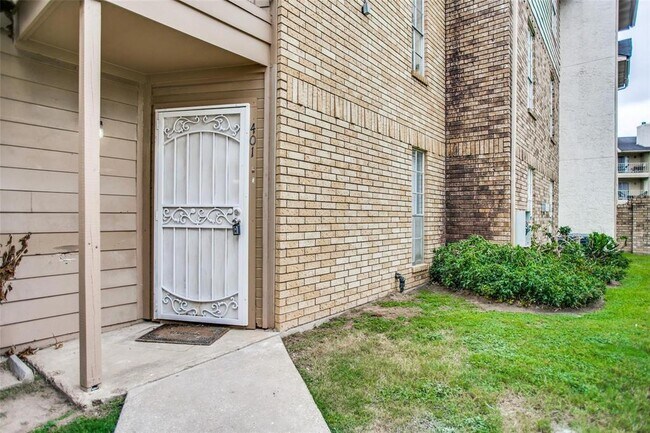 Building Photo - 10101 S Gessner Rd
