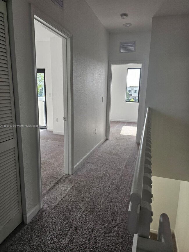 Foto del edificio - 607 NE 208th Terrace