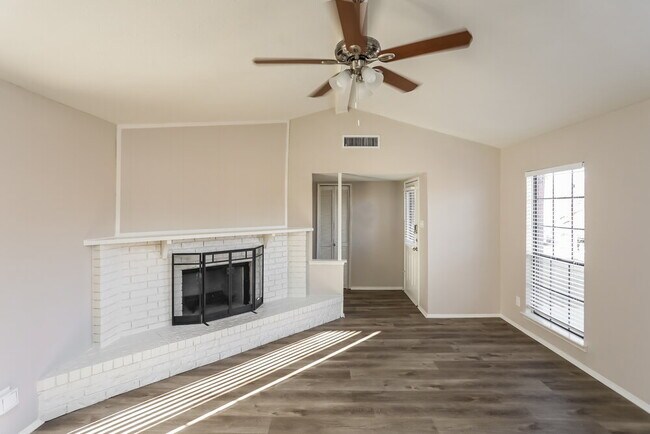 Foto del edificio - 9010 Millwood Dr