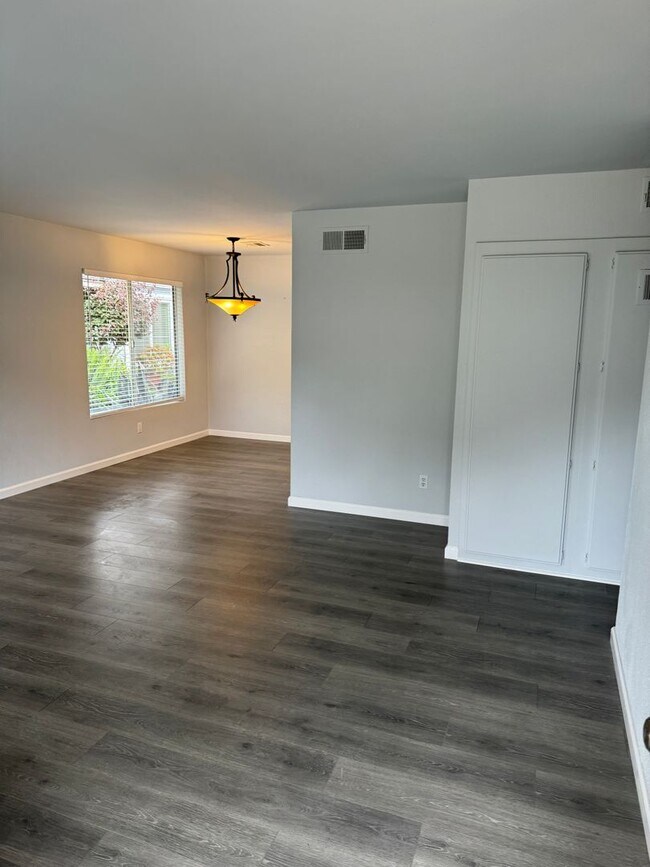 Building Photo - Remodeled Condo in Moorpark