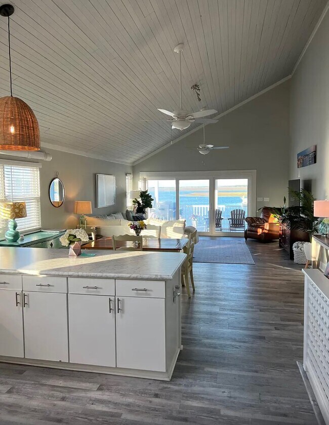 Building Photo - 440 Causeway Dr