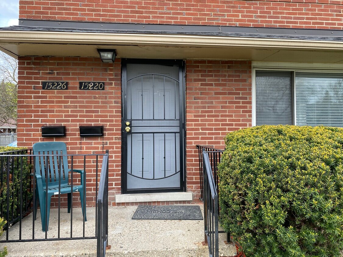 Foto principal - 15226 W 9 Mile Rd