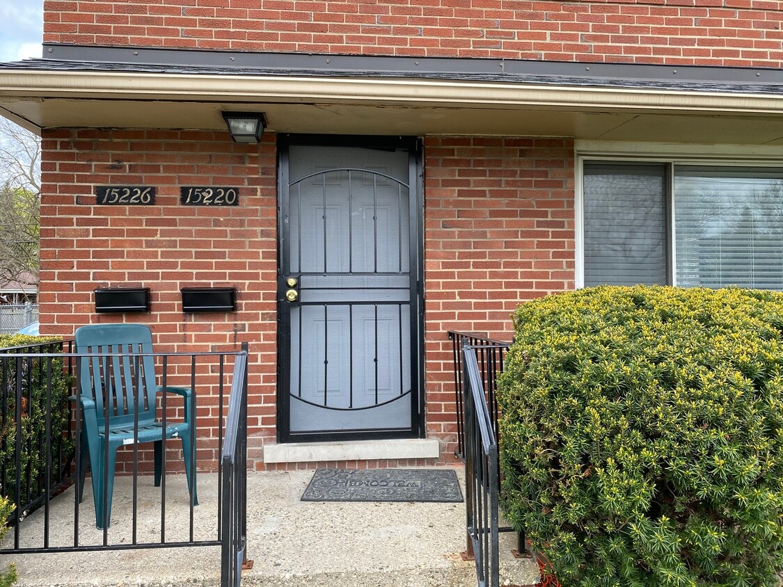 Primary Photo - 15226 W 9 Mile Rd