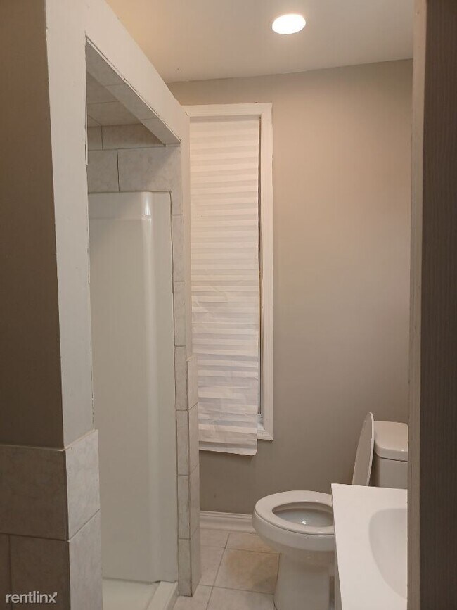 Foto del edificio - 1 br, 1 bath Triplex - 710 N Fulton Ave 3r...