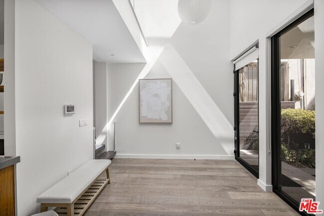 Foto del edificio - 141 Hollister Ave