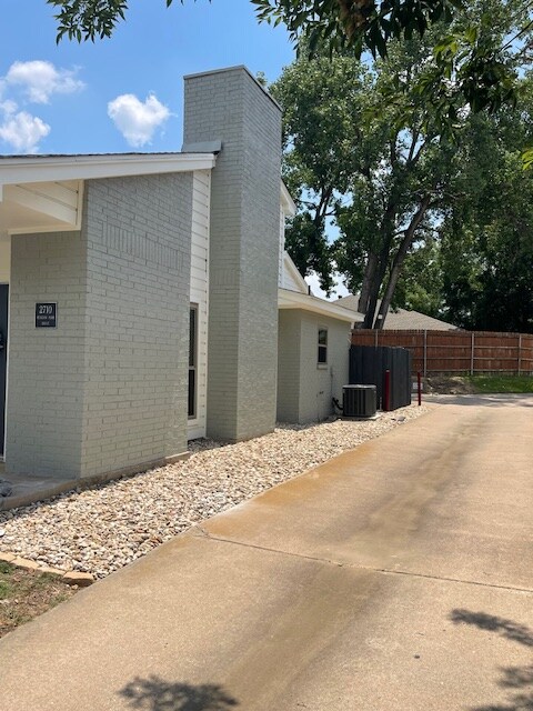 Foto del edificio - 2710 Meadow Park Dr