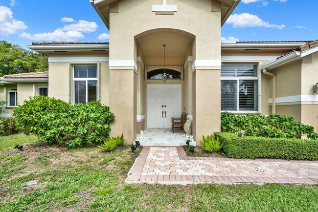 Building Photo - Elegant 4-Bedroom Pool Home in Exclusive G...