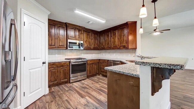 Foto del edificio - JULY 2025 PRE-LEASE Gorgeous 4 Bedroom 2 B...