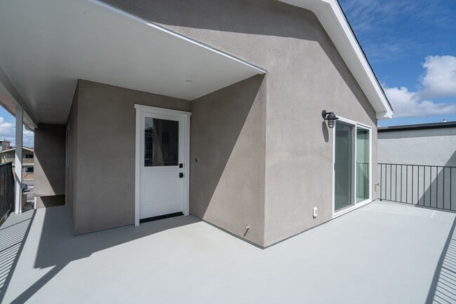 Foto del edificio - 905 W Balboa Blvd