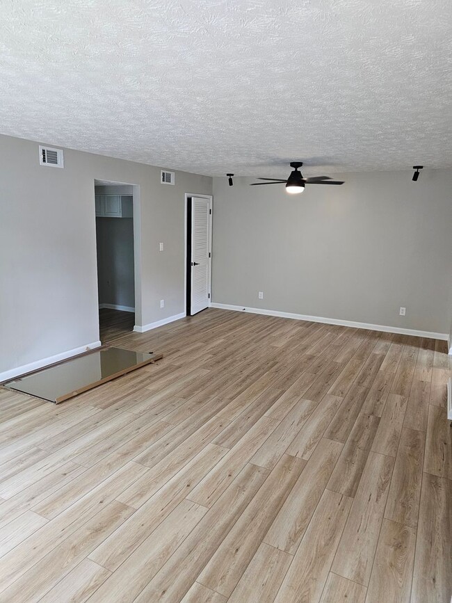 Photo - {MA3101}  COMPLETELY RENOVATED. Available ... Apartment