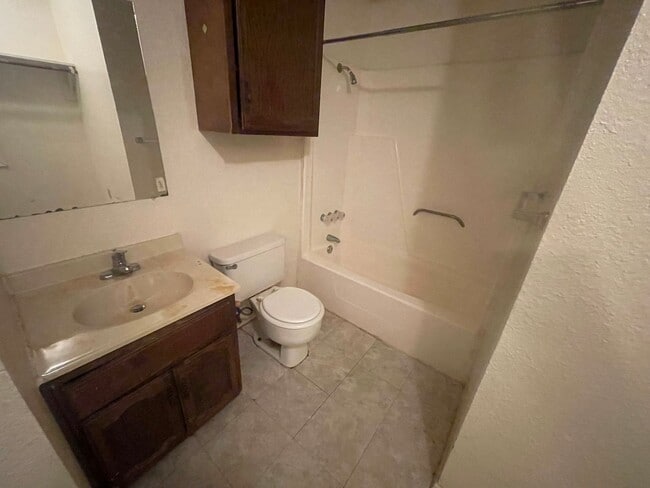 Building Photo - Two Bedroom, Two Bath!