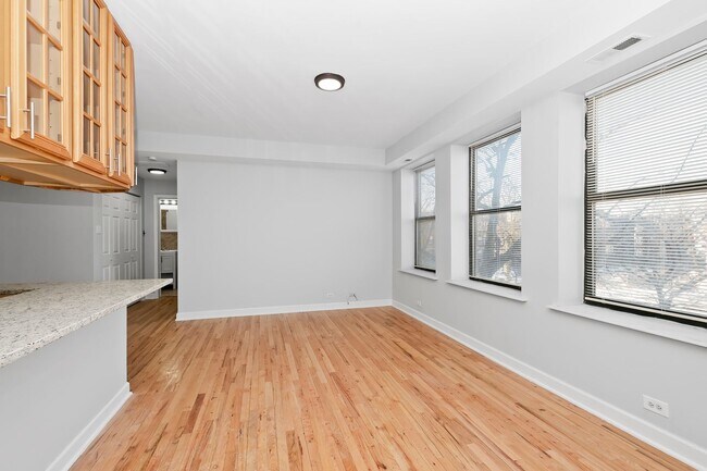 Foto del edificio - One Bedroom Unit in South Shore - Move In Fee Special