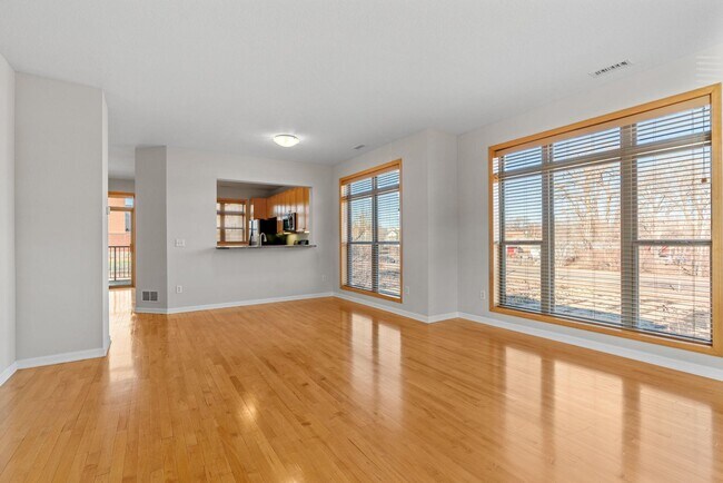 Building Photo - 731 Mercer Street S