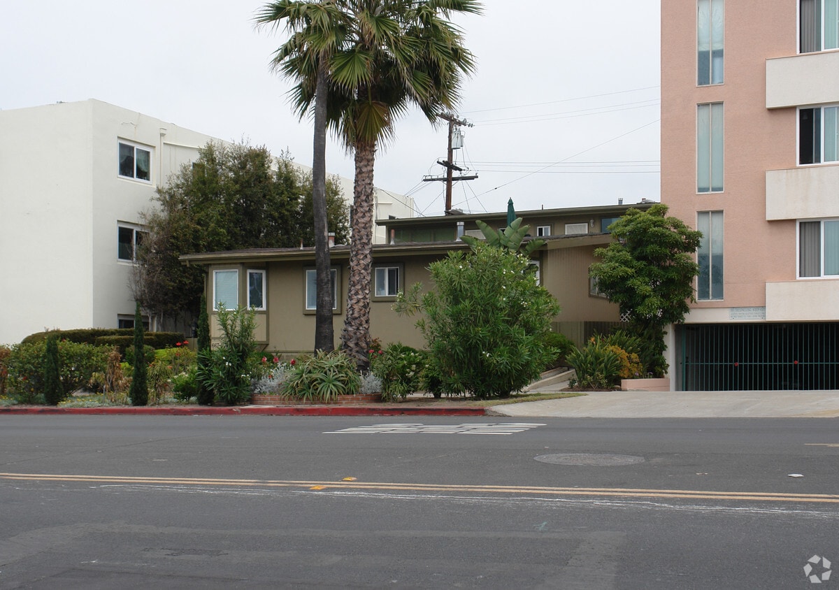 Building Photo - 6667-6671 La Jolla Blvd