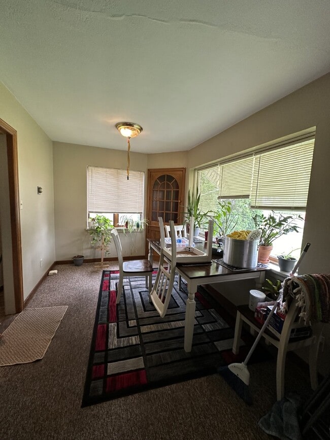 Building Photo - Nice 3 bed 1 bath Unit in Triplex with attached garage!