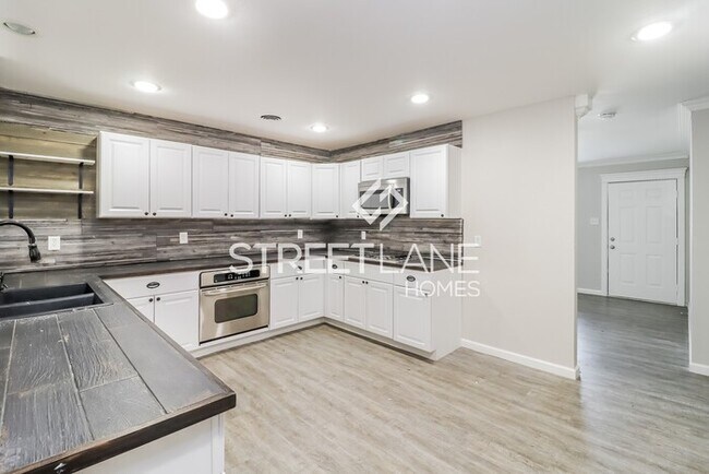 Building Photo - Charming 3 Bedroom 1.5 Bath Home