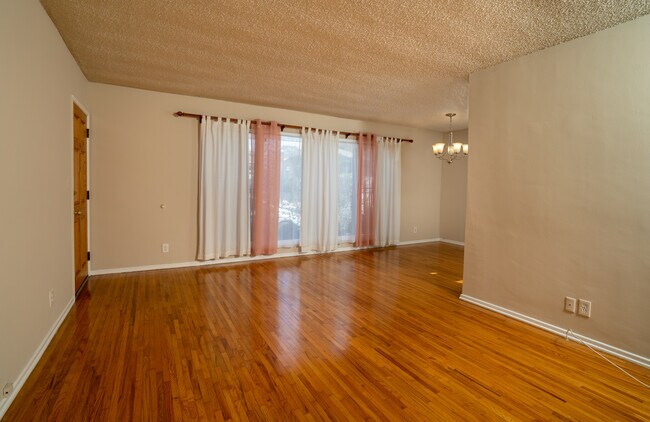 Sala de estar y área de comedor - 2318 10th St