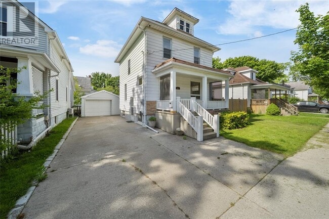 Building Photo - 361 Devine St