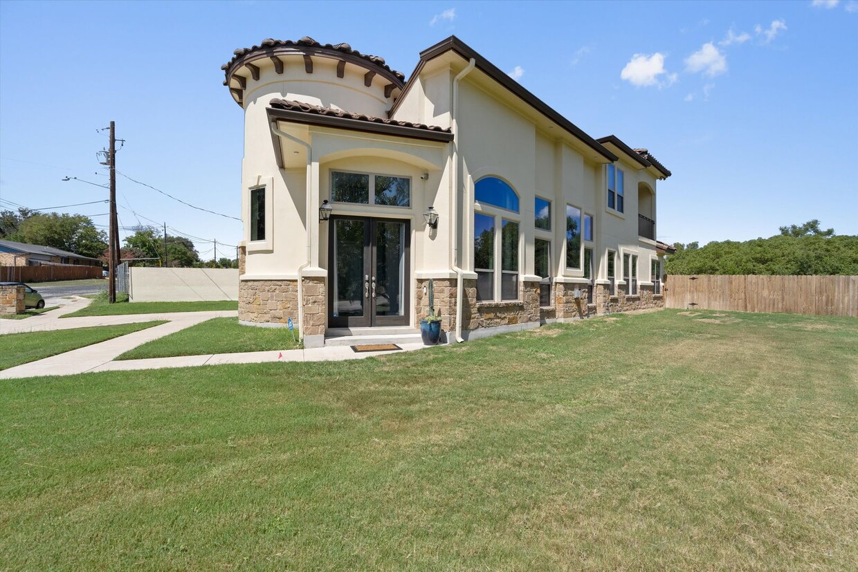 Foto principal - Modern Luxury Meets Austin Charm: 4 BR, 2....