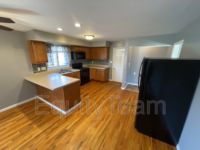 Building Photo - 800 Accent Park Dr